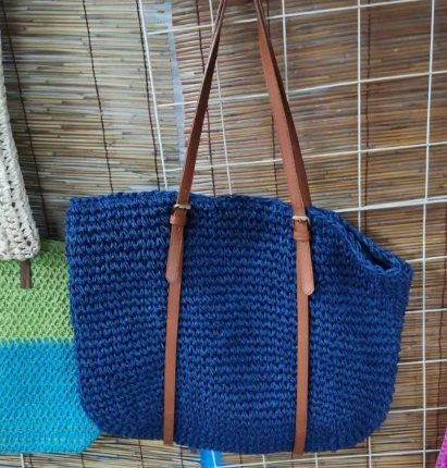 Moviy moda ayollar somon sumkasi