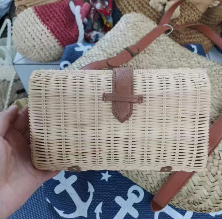 Kichik rattan qo'lda to'qilgan kechki sumka