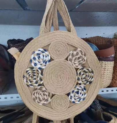 Yumaloq shakli ayollar elkama sumkasi