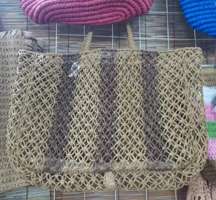 Jigarrang qo'lda to'qilgan katta ichi bo'sh ayollar sumkasi