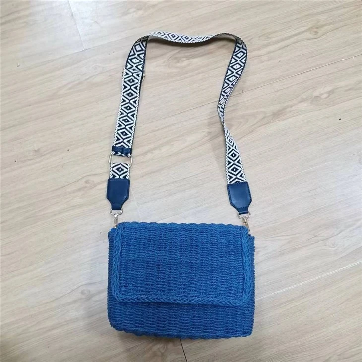 Lenta bilan o'ralgan ko'k somon sumkasi