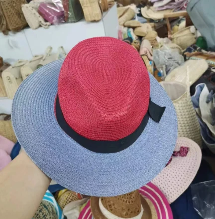 Qora lentali ko'p rangli ayollar shlyapasi