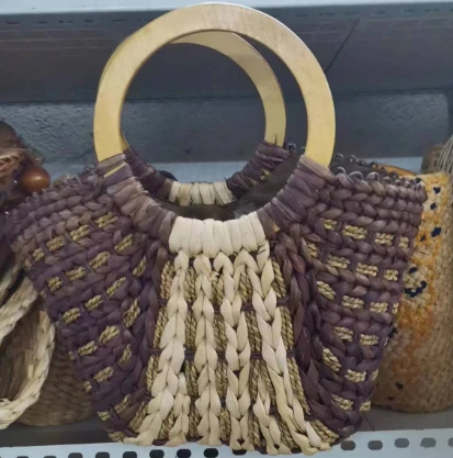 Qorong'u rangli qo'lni to'qish somonli ayollar sumkasi