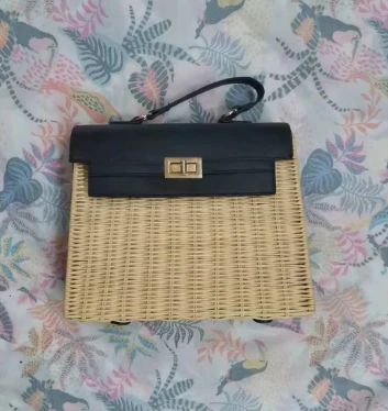 Kvadrat rattanli ayollar sumkasi