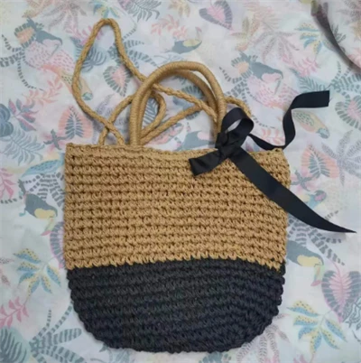 Jigarrang va qora uzun tutqichli qog'oz to'quv sumkasi