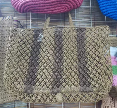 Jigarrang qo'lda to'qilgan katta ichi bo'sh ayollar sumkasi