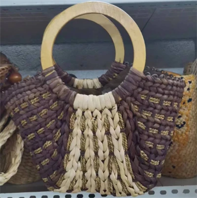 Qorong'u rangli qo'lni to'qish somonli ayollar sumkasi