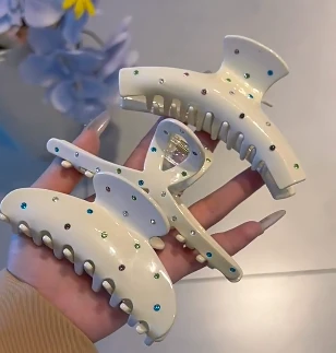 Ayollar soch tirnoqlari uchun aksessuarlar